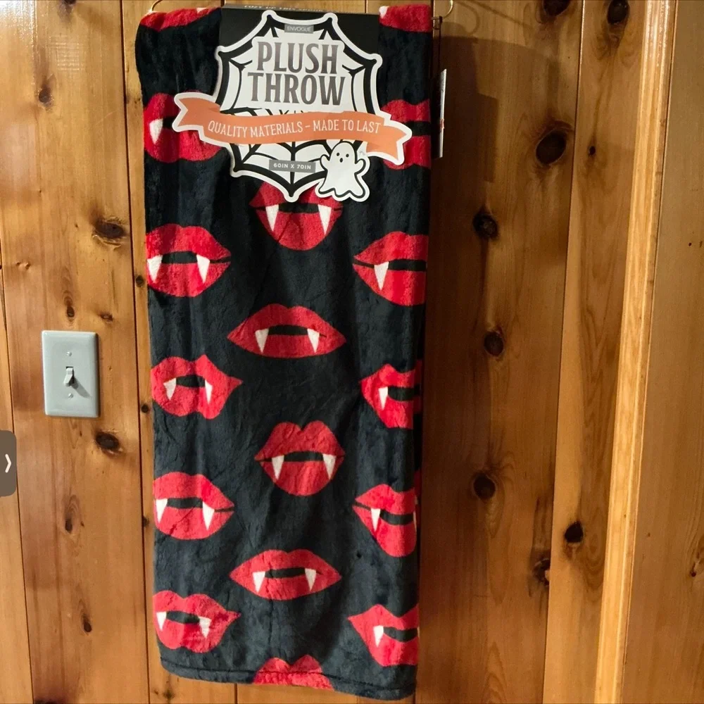 ENVOGUE Watercolor Vampire Lips Halloween Throw